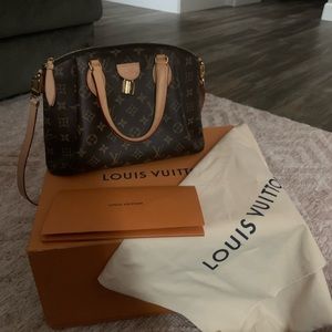 Monogram canvas of this Rivoli PM handbag